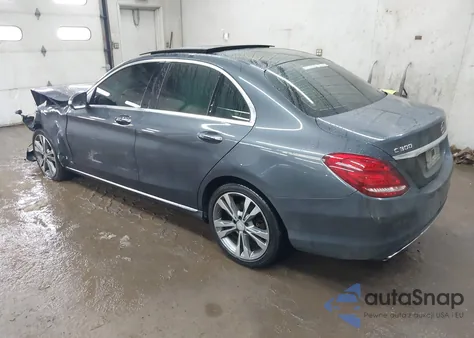 2015 Mercedes-Benz C-Class C 300 z USA, uszkodzony, nr VIN 55SWF4KB3FU091496